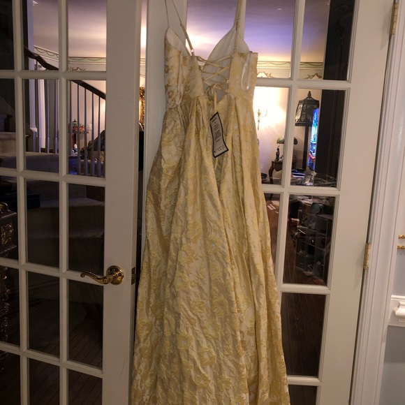 NWT Trixxi Junior’s Floral Jacquard Gown Yellow - Picture 8 of 9